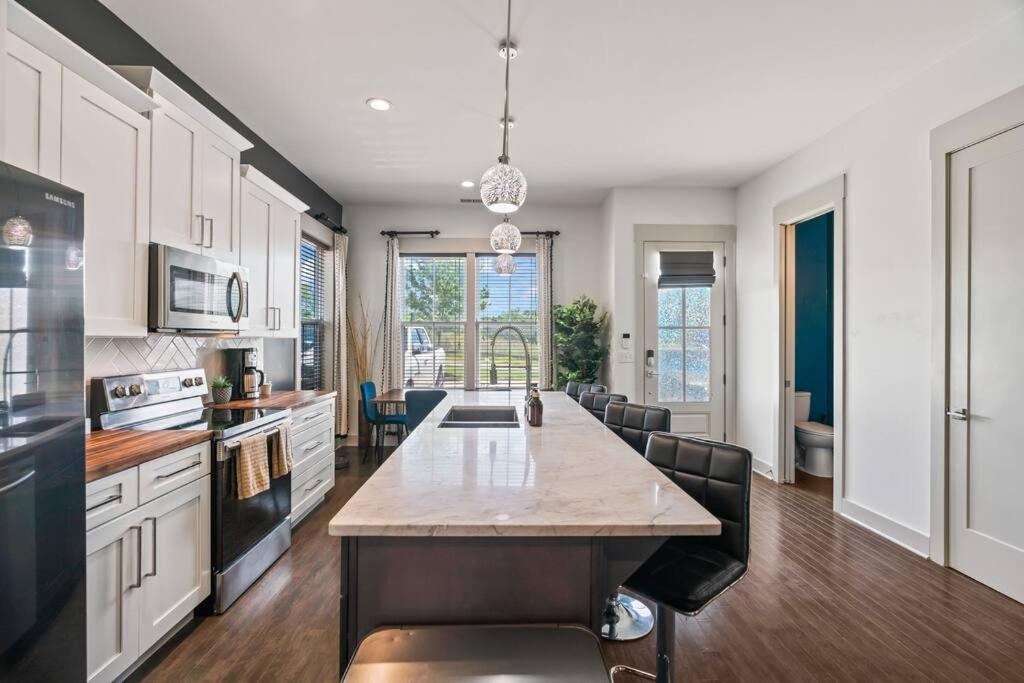 King Bed, Balcony, Covered Patio & Firepit! 8 Minutes From Broadway Nashville Dış mekan fotoğraf